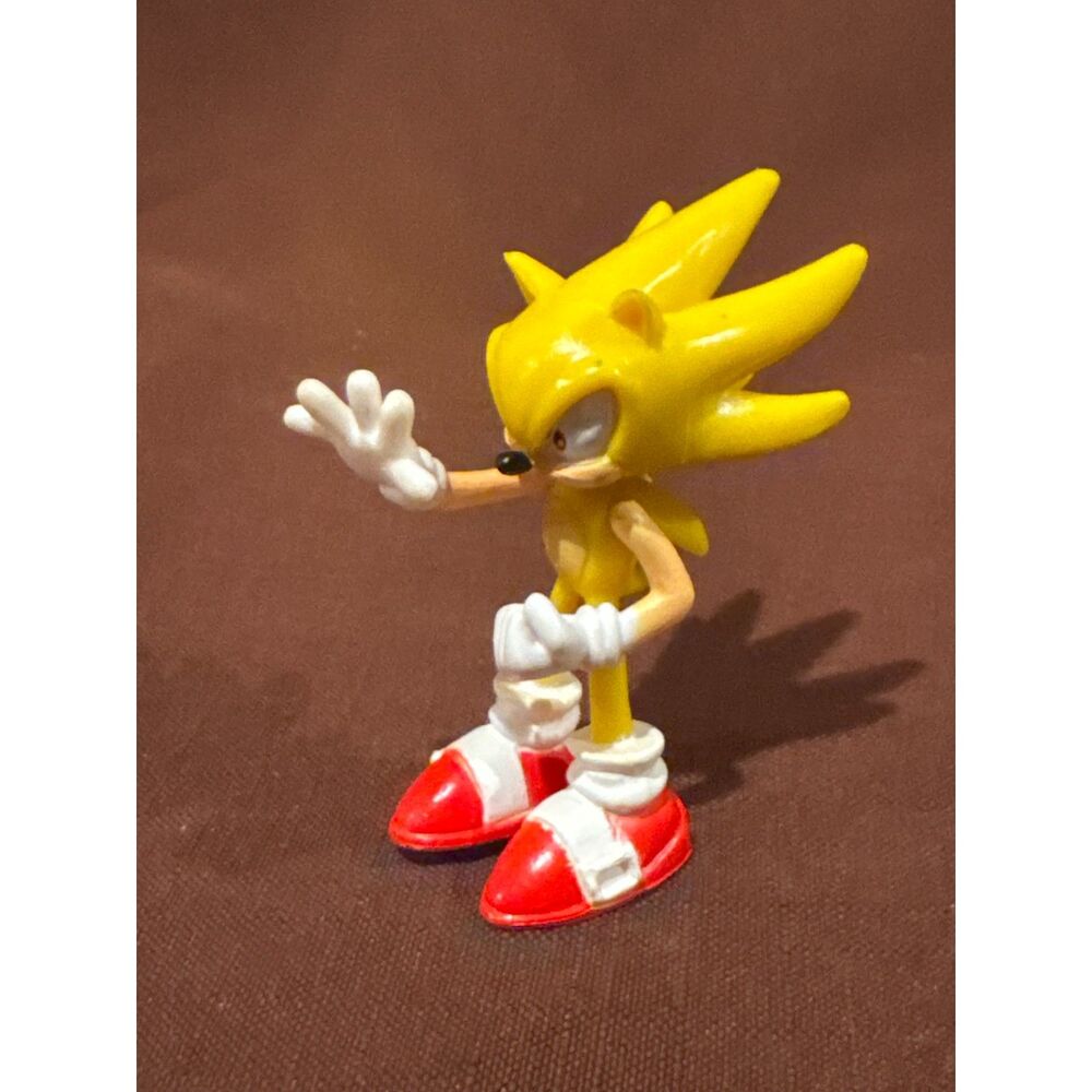 Yellow Sonic the Hedgehog Super Sonic Figurine